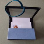 2025.05 porte cartes noir feuilles (1)