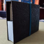 2025.05 porte cartes noir feuilles (5)
