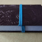 2025.05 porte cartes noir feuilles (6)